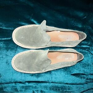 Tom’s green shoes